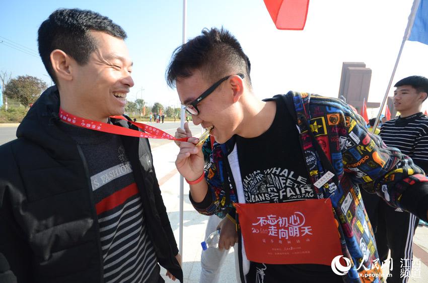 Diário do Povo Online organiza caminhada em comemoração do seu 20º aniversário em Gongqingcheng, na província de Jiangxi.