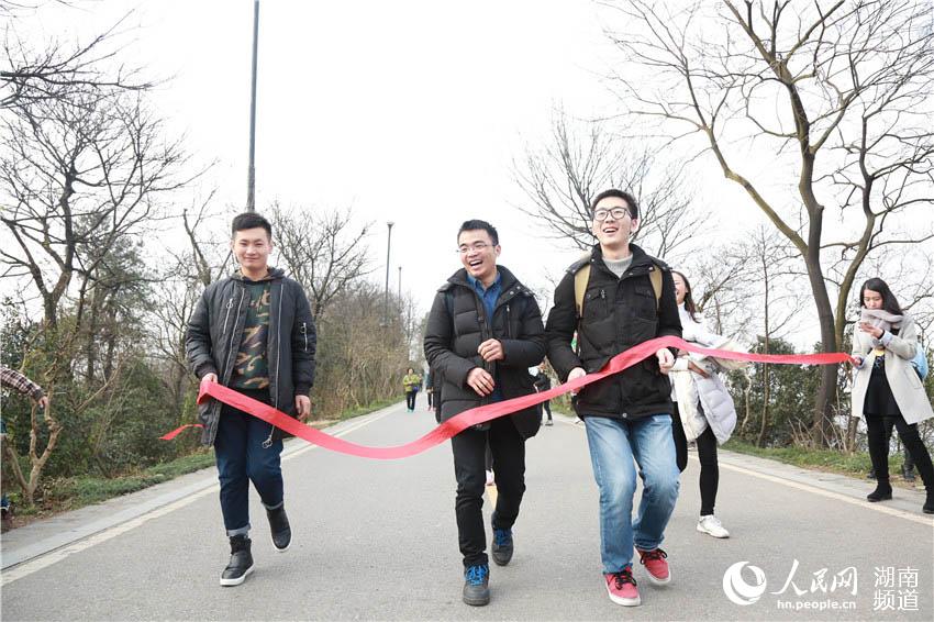 Diário do Povo Online organiza caminhada em comemoração do seu 20º aniversário em Changsha, na província de Hunan.