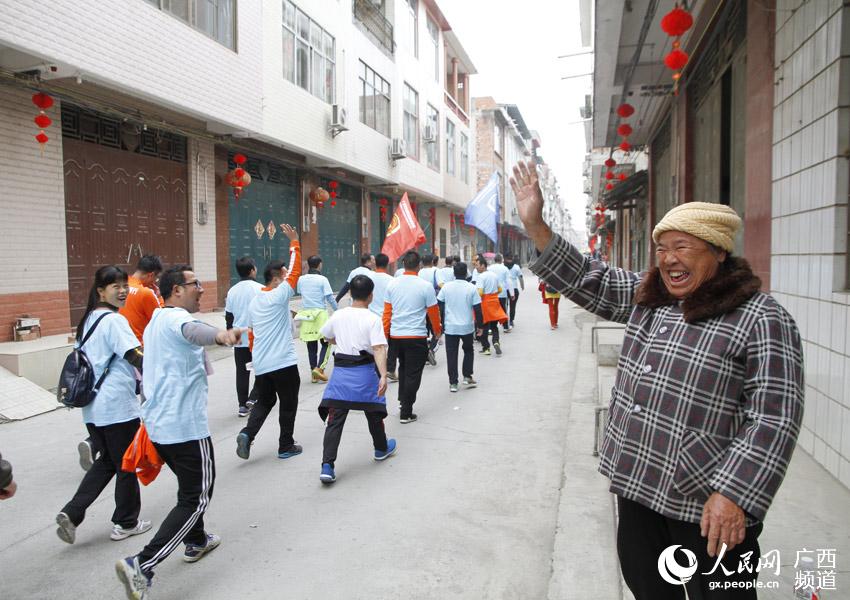 Diário do Povo Online organiza caminhada em comemoração do seu 20º aniversário em Tiandong