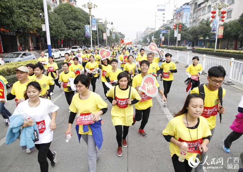 Diário do Povo Online organiza caminhada em comemoração do seu 20º aniversário em Tiandong