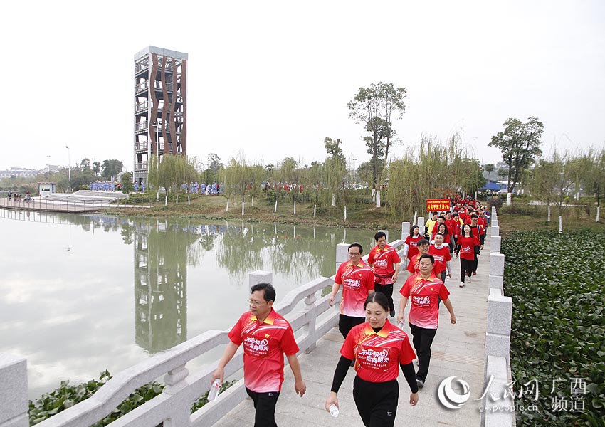 Diário do Povo Online organiza caminhada em comemoração do seu 20º aniversário em Tiandong