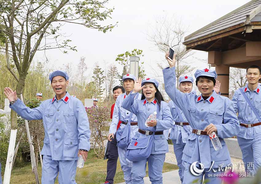 Diário do Povo Online organiza caminhada em comemoração do seu 20º aniversário em Tiandong, na Região Autônoma Zhuang de Guangxi.