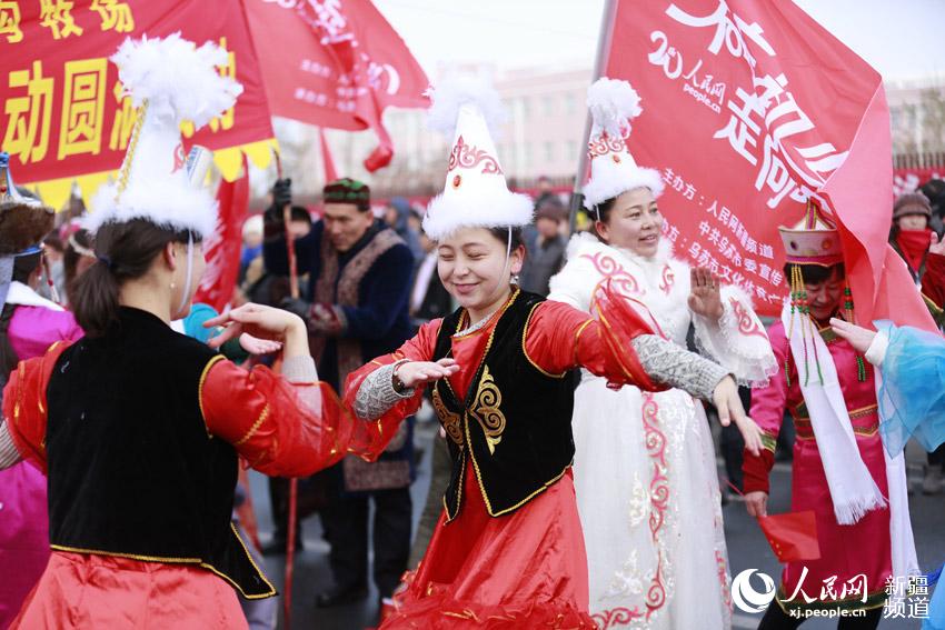 Diário do Povo Online organiza caminhada em comemoração do seu 20º aniversário em Wusu, na Região Autônoma Uigur de Xinjiang.