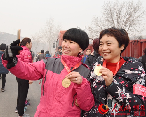 Diário do Povo Online organiza caminhada em comemoração do seu 20º aniversário em Zhengding, na província de Hebei.