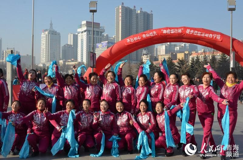 Diário do Povo Online organiza caminhada em comemoração do seu 20º aniversário em Xining, na província de Qinghai.