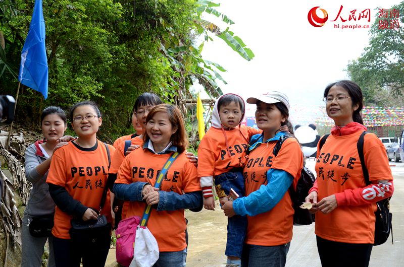 Diário do Povo Online organiza caminhada em comemoração do seu 20º aniversário em Wuzhishan
