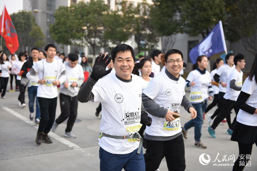 Diário do Povo Online organiza caminhada em comemoração do seu 20º aniversário em Hefei