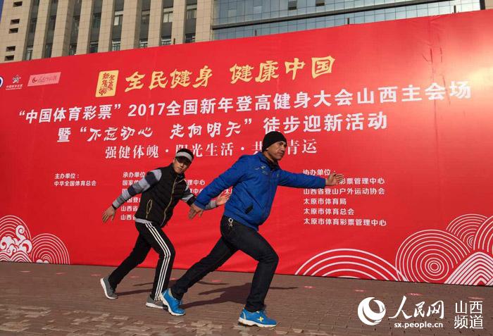 Diário do Povo Online organiza caminhada em comemoração do seu 20º aniversário em Taiyuan, na província de Shanxi.