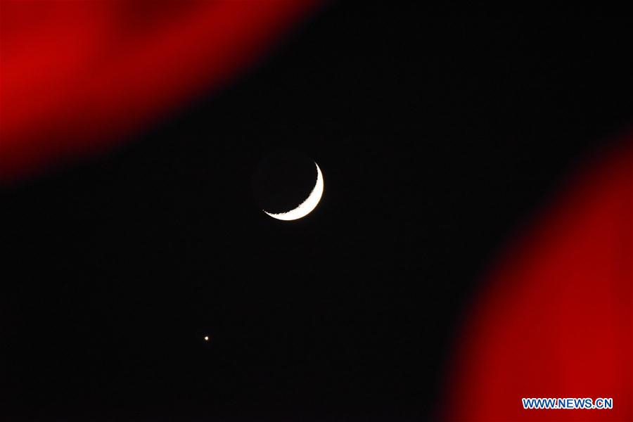 Lua crescente e Vénus avistados no céu da China