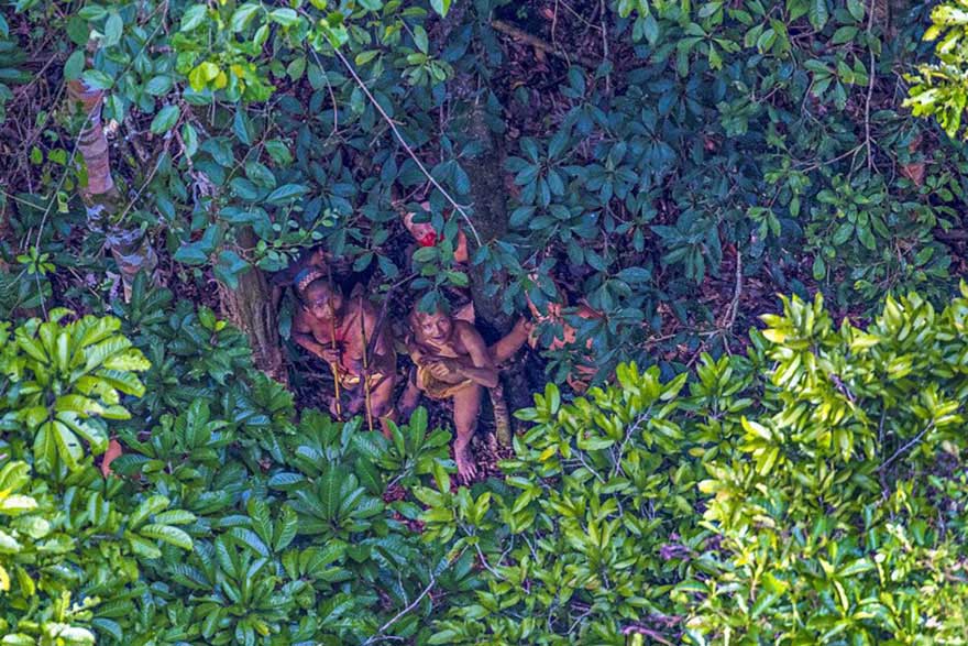 Fotógrafo brasileiro captura momentos raros de Índios na Amazônia