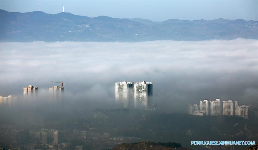 Condado de Weining no sudoeste da China amanhece coberta por nevoeiro