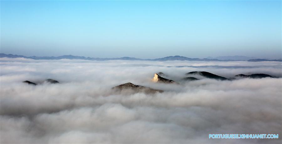 Condado de Weining no sudoeste da China amanhece coberta por nevoeiro