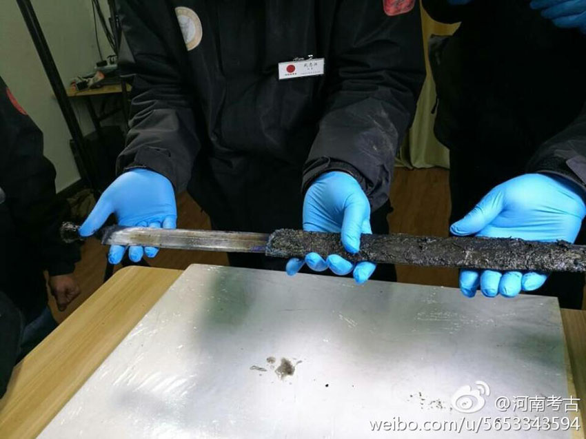 Espada com 2.300 anos é descoberta no centro da China