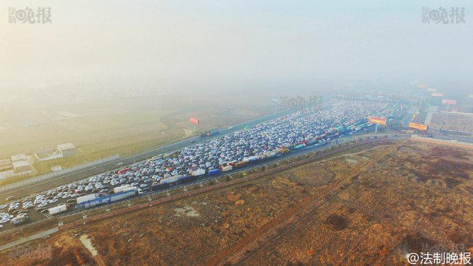 Vista aérea: Encerramento de várias autoestradas devido ao smog