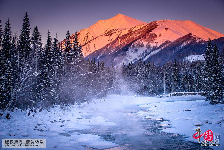 Paisagem de inverno na vila da etnia Tuva em Xinjiang