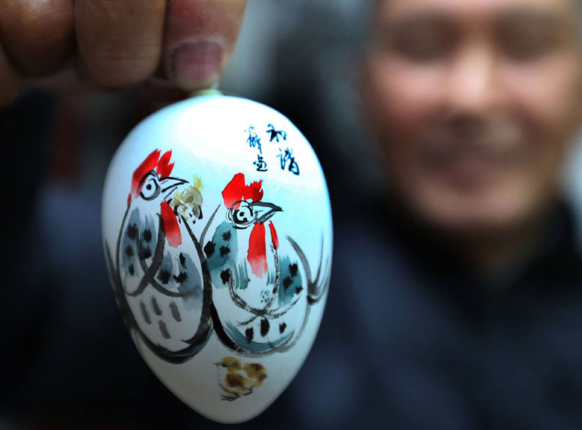 Artesão de Jiangsu cria pinturas em ovo para celebrar chegada do Ano do Galo