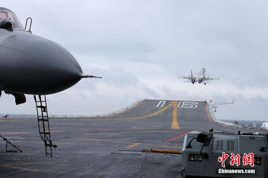 Porta-aviões Liaoning realiza exercício no Mar do Sul da China