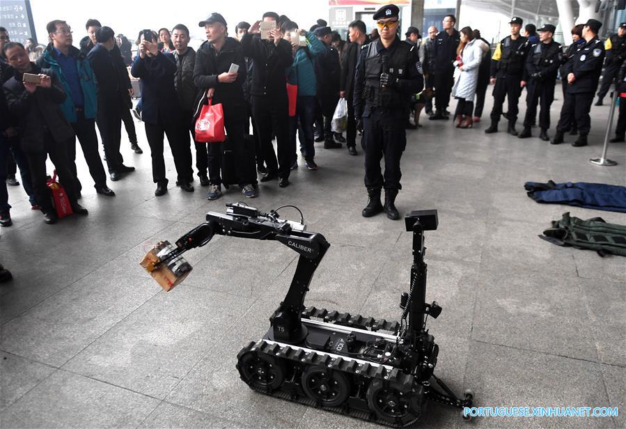 Polícia ferroviária de Wuhan realiza evento sobre normas de segurança