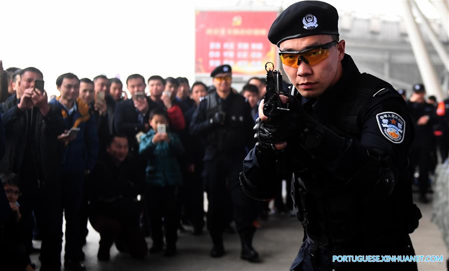 Polícia ferroviária de Wuhan realiza evento sobre normas de segurança