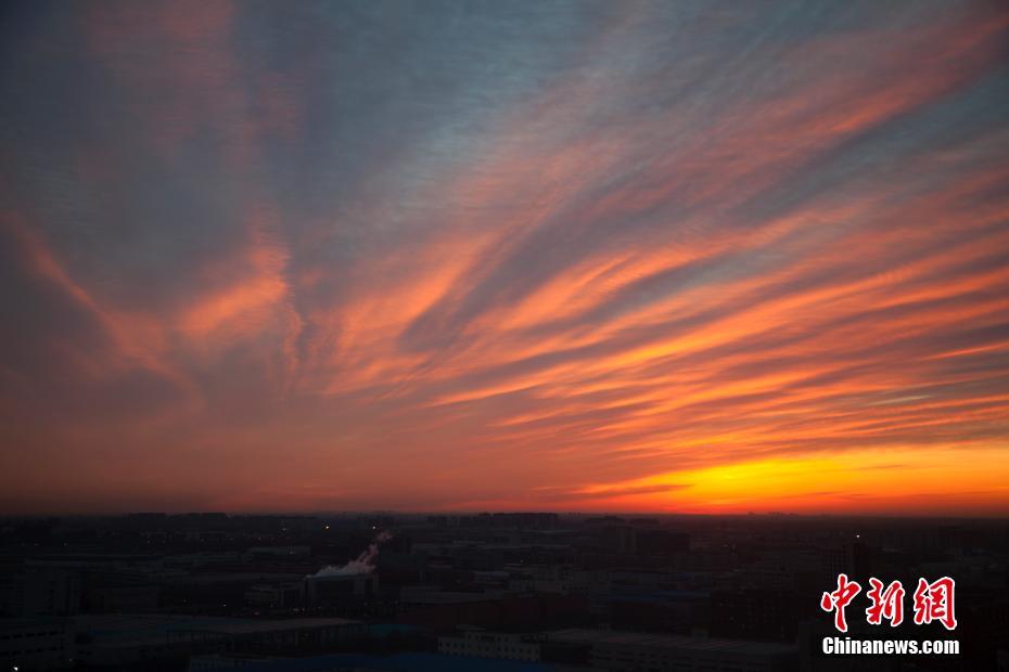 Sol volta a despontar em Beijing após período de poluição intensa