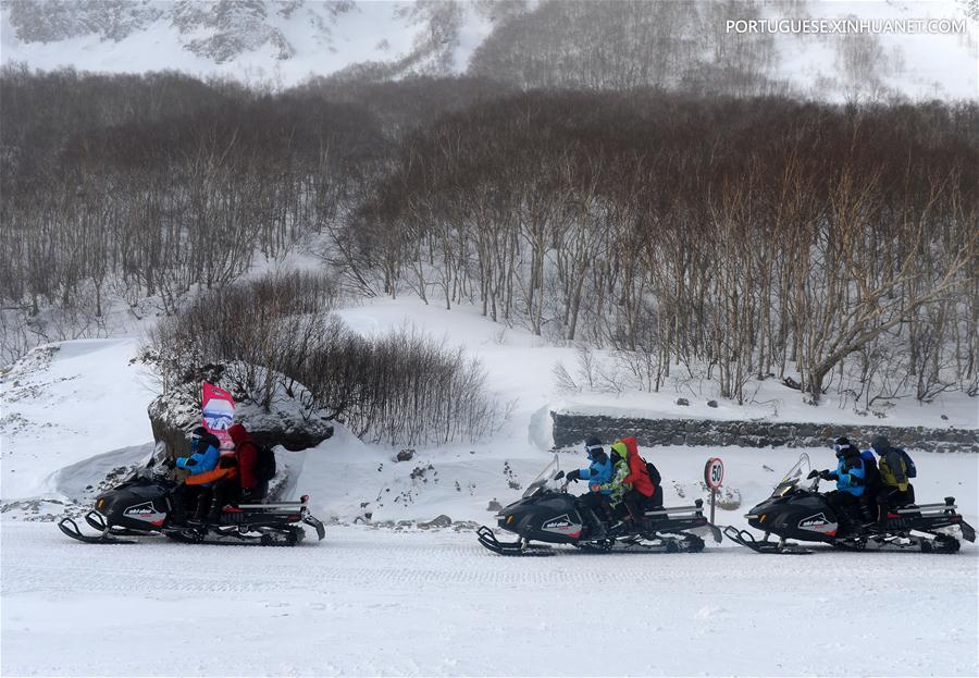 Turistas apreciam a paisagem de neve na montanha Changbai, no nordeste da China