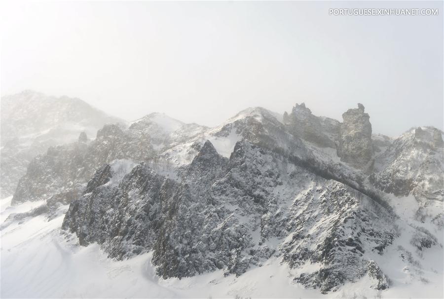 Turistas apreciam a paisagem de neve na montanha Changbai, no nordeste da China