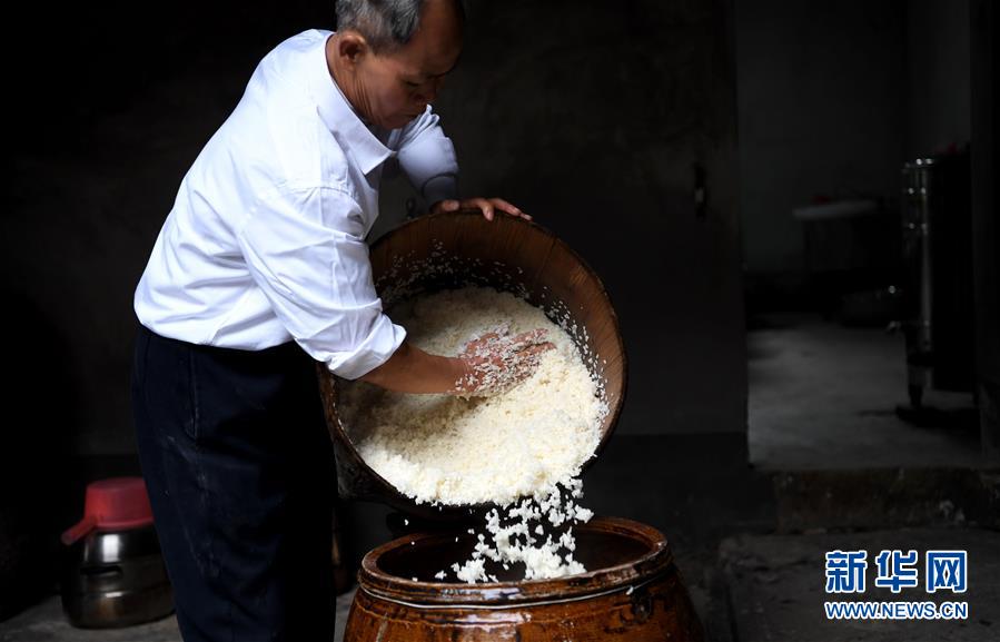 Vinho de arroz da etnia Hakka em destaque na era do comércio eletrônico
