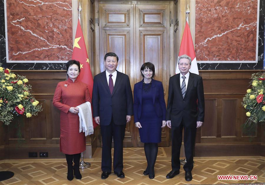 O Presidente Xi Jinping, juntamente com a sua esposa, Peng Liyuan, são recebidos pela sua homóloga, Doris Leuthard e seu cônjuge Roland Hausin no Conselho Federal Suíço, em Berna, a 15 de janeiro de 2017.
