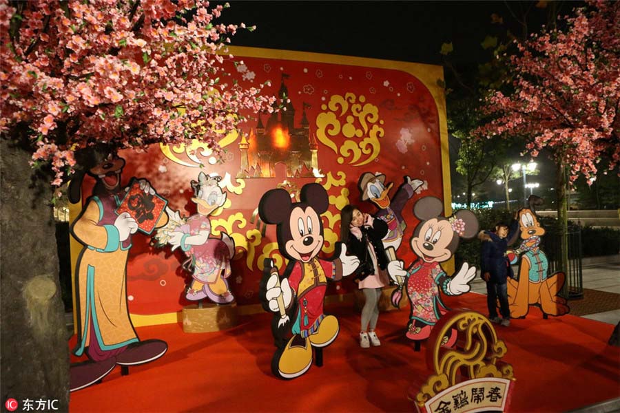 Mickey e Minnie aderem ao espírito do Festival da Primavera em Shanghai