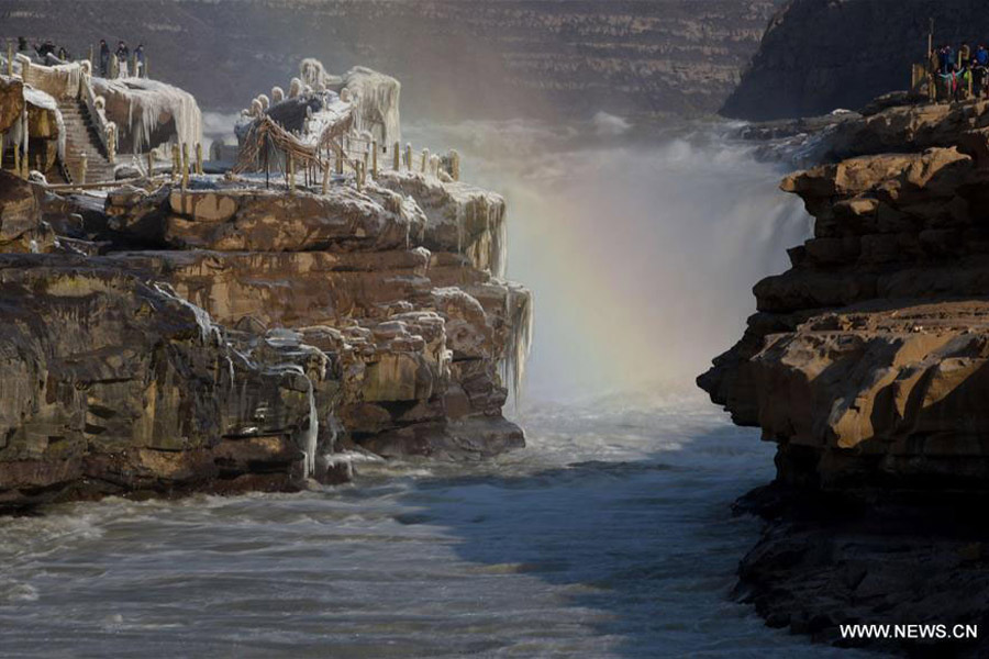 Cachoeira Hukou congelada em destaque no Rio Amarelo