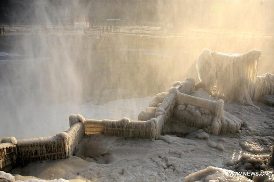 Cachoeira Hukou congelada em destaque no Rio Amarelo