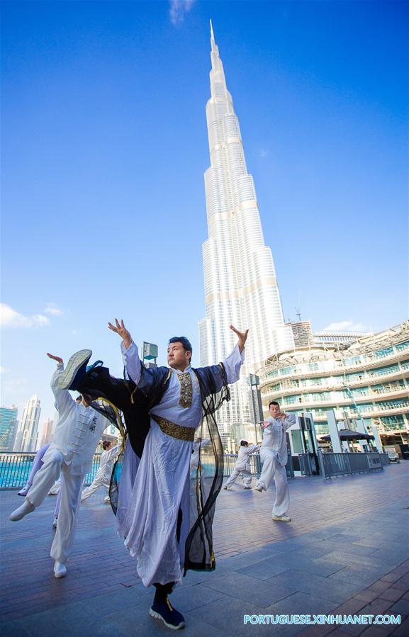Flash mob de cultura chinesa chama atenção no centro de Dubai