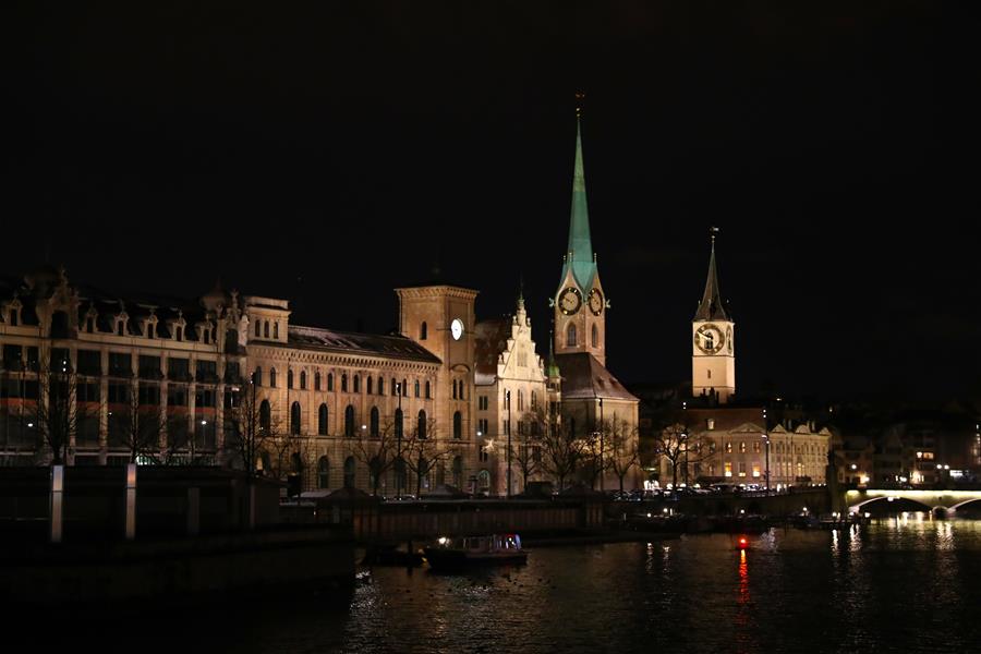 Cenário noturno das ruas em Zurique, Suíça