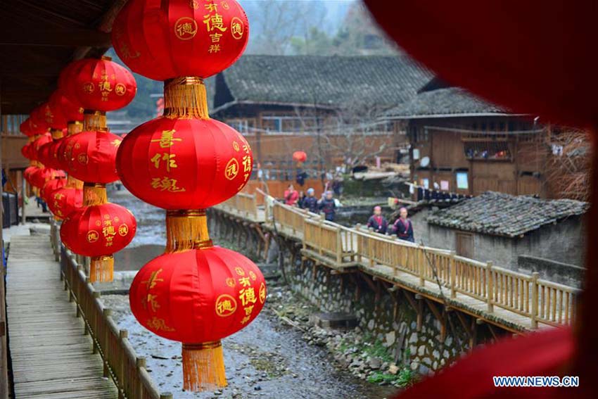 Jianhe decorada com lanternas vermelhas para receber Festival da Primavera