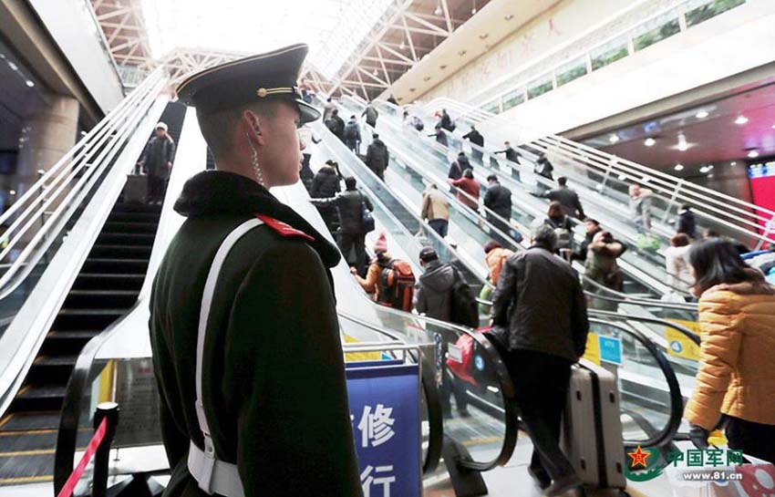 Polícia armada garante segurança durante a alta temporada de viagens do Ano Novo Chinês