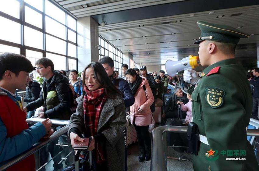 Polícia armada garante segurança durante a alta temporada de viagens do Ano Novo Chinês