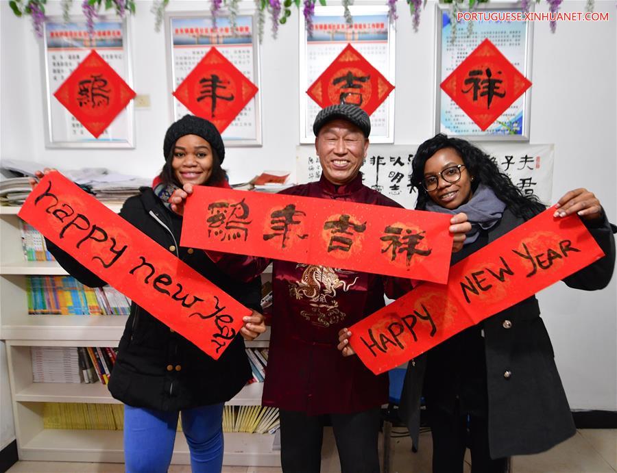 Estudantes estrangeiros e moradores locais saúdam o próximo Festival da Primavera em Nanchang