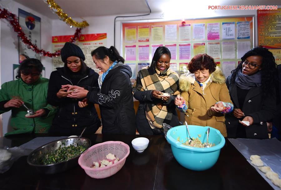Estudantes estrangeiros e moradores locais saúdam o próximo Festival da Primavera em Nanchang