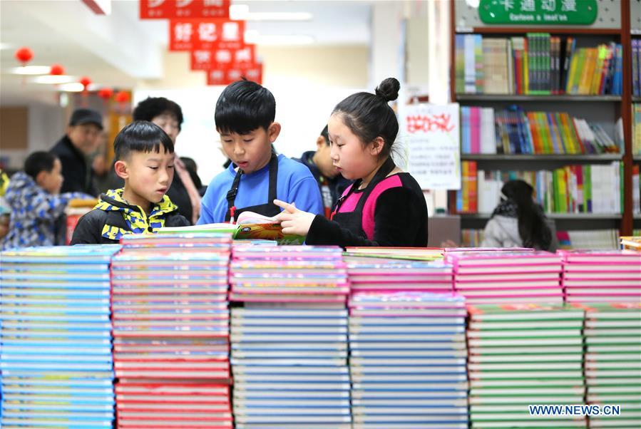 Alunos do ensino fundamental participam das práticas sociais na Livraria de Jimo no leste da China