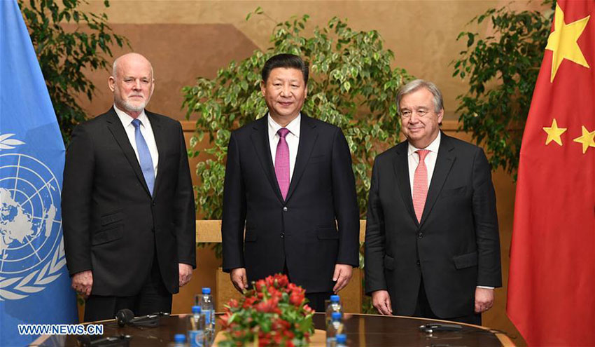 Xi Jinping se encontra com Peter Thomson, presidente da 71ª sessão da Assembleia Geral da ONU, e com o secretário-geral da ONU, António Guterres, em Genebra, Suíça, a 18 de janeiro de 2017.