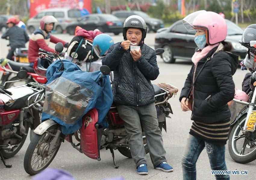 Trabalhadores migrantes regressam a casa de motocicleta para o Festival da Primavera