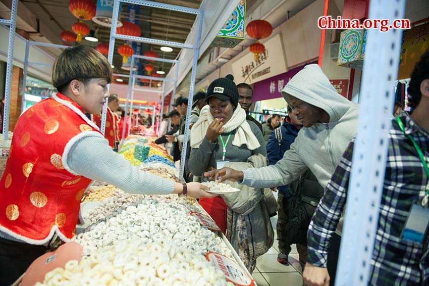 Comunidade estrangeira visita feira temática do Festival da Primavera