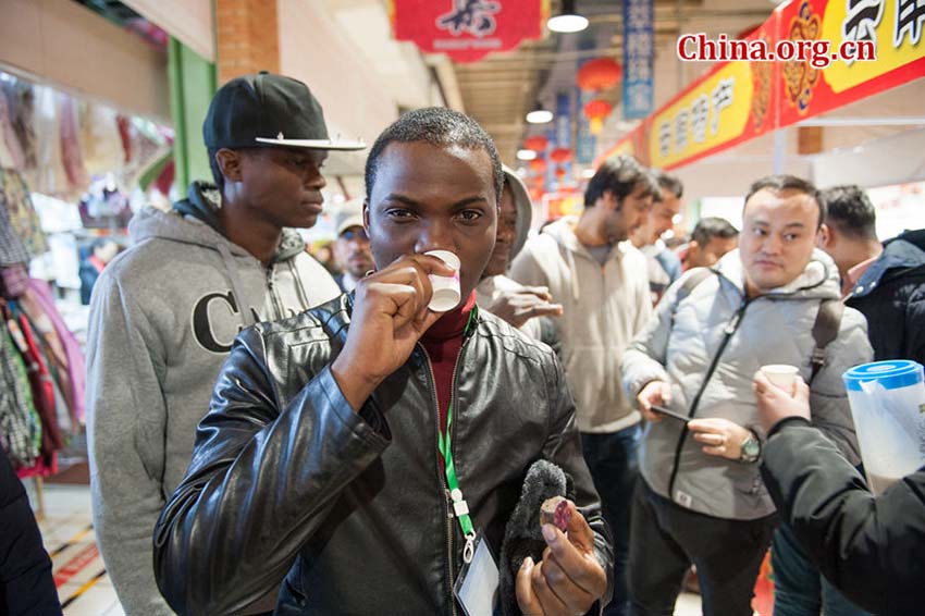 Comunidade estrangeira visita feira temática do Festival da Primavera