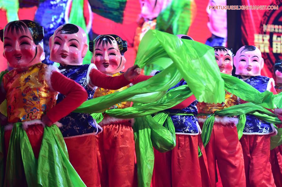 Moradores realizam uma festa comunitária para celebrar o Festival da Primavera em Anhui