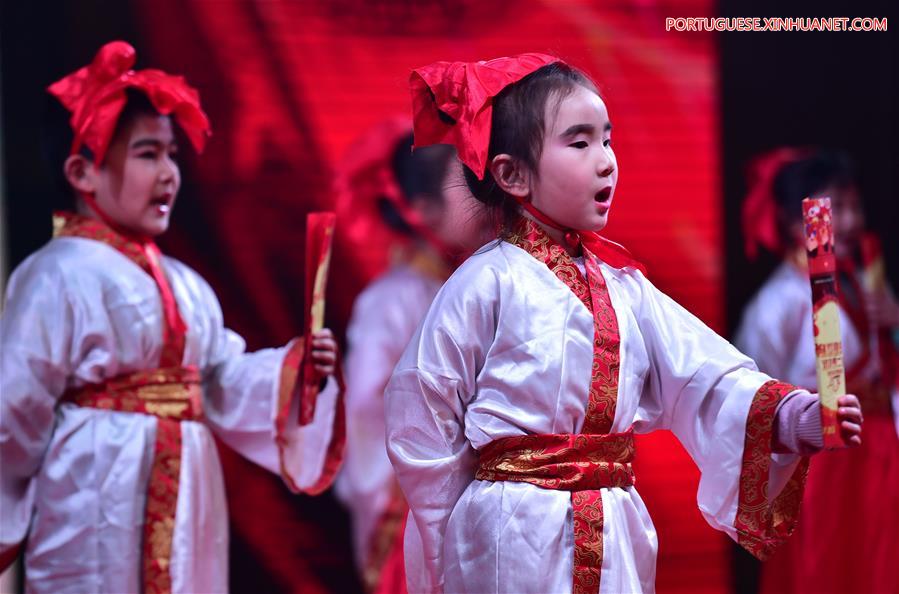 Moradores realizam uma festa comunitária para celebrar o Festival da Primavera em Anhui