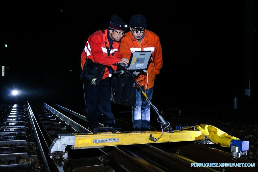 Trabalhadores ferroviários inspecionam trilhos para assegurar a segurança em Fuzhou