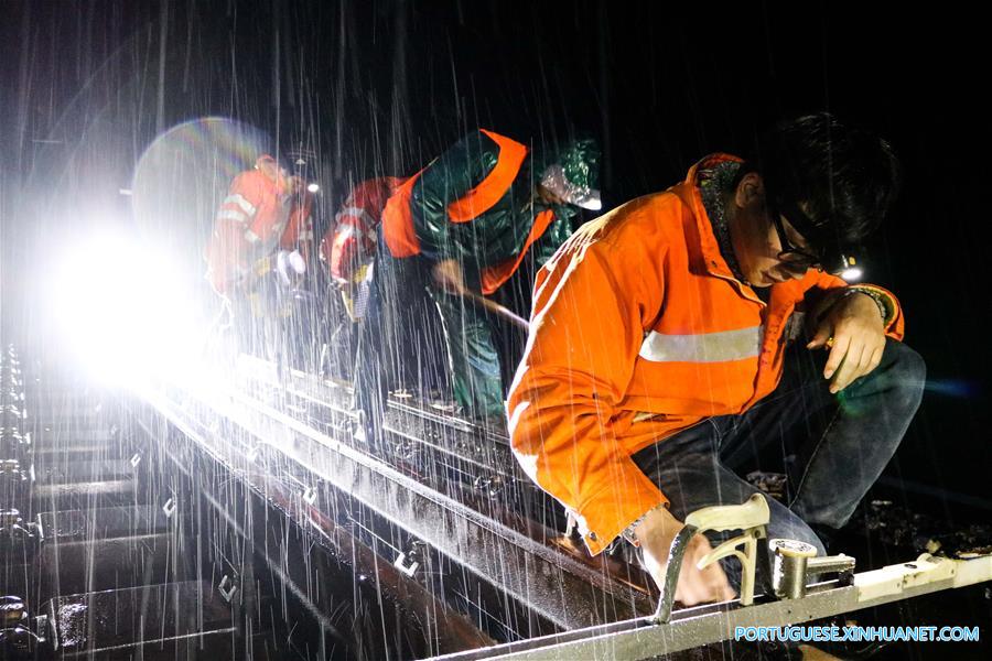 Trabalhadores ferroviários inspecionam trilhos para assegurar a segurança em Fuzhou