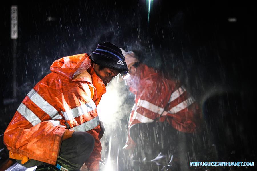 Trabalhadores ferroviários inspecionam trilhos para assegurar a segurança em Fuzhou