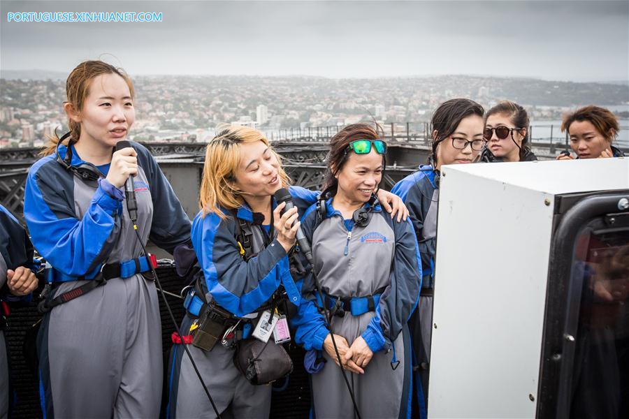 Turistas chineses cantam Karaokê no topo da Ponte da Baía de Sydney