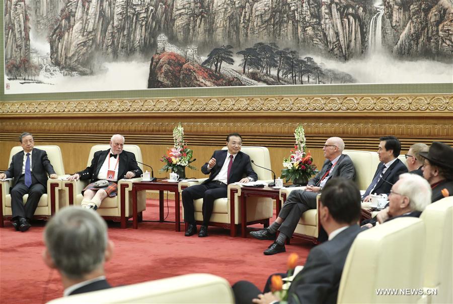 Li Keqiang celebra ano novo chinês com especialistas estrangeiros